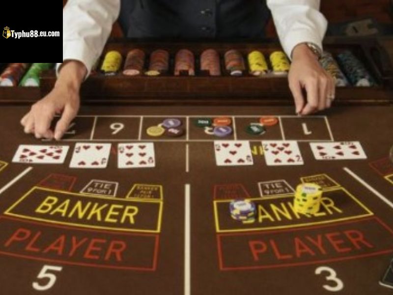 Bài đã mở và chip trên bàn Baccarat có các vùng cược Banker và Player
