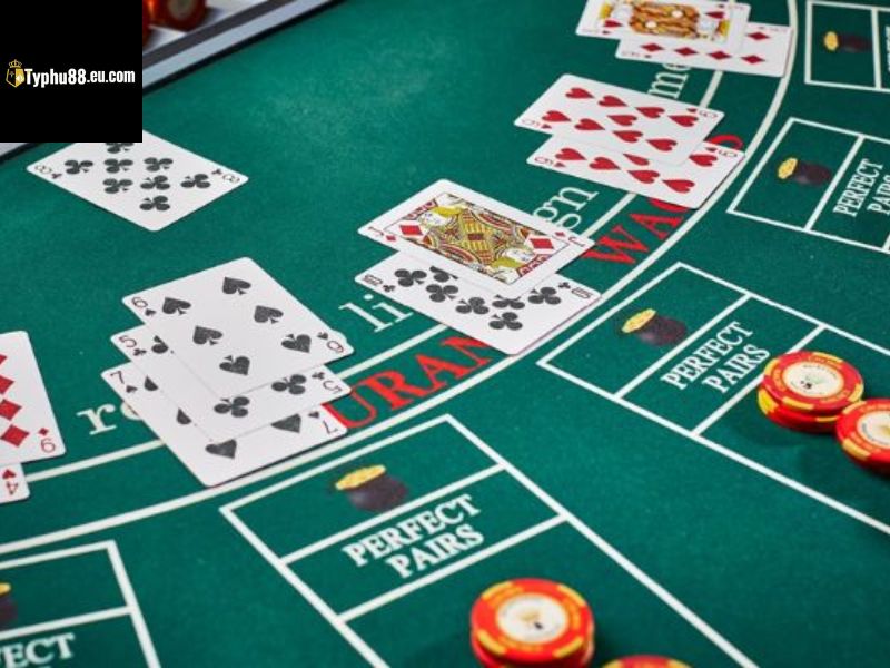 Bàn Blackjack với các lá bài tây và ô cược Perfect Pair, 3 Card Poker.